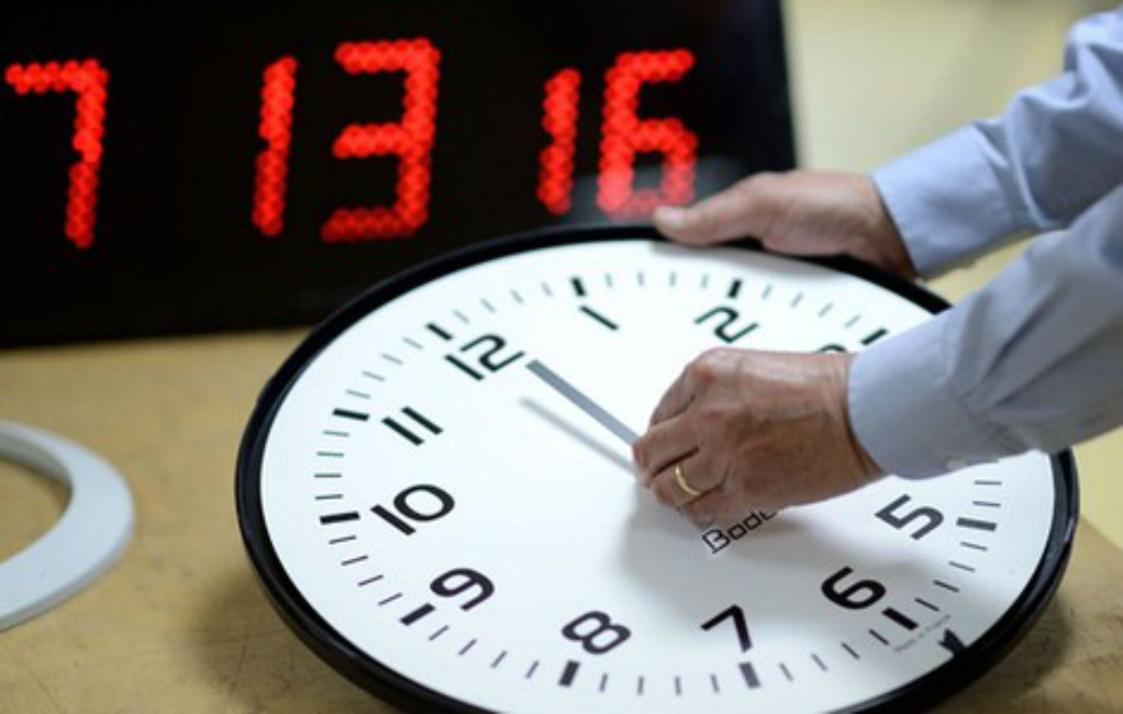 زيادة ساعة للتوقيت الرسمي بالمغــــــرب – ضجيج كثير ونفع قليل