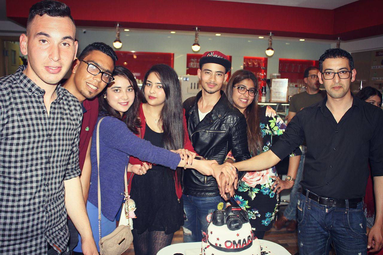 الفتوغرافي الشاب عمر بولمال يحتفل بعيد ميلاده 22 وسط أصدقائه بالدار البيضاء
