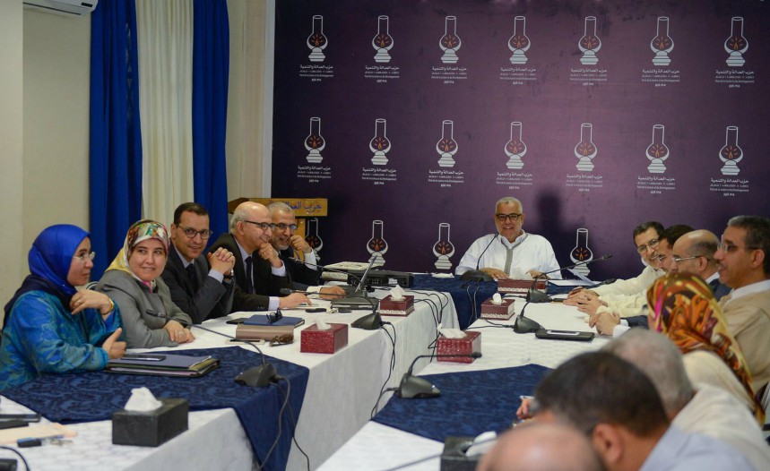 قياديـــــــون من البيجيدي يدعون إلى الإنسحاب من حكومة العثمانـــــي