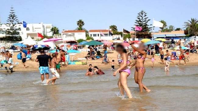 إعـــتـــداء على فتاتين في شاطئ بتزنيت بحجة تطبيق حد الزنـــــا !!