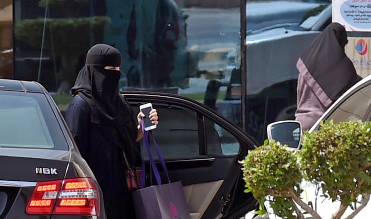 قيادة السعوديات للسيارات تدر على الرياض مبالغ طائلة
