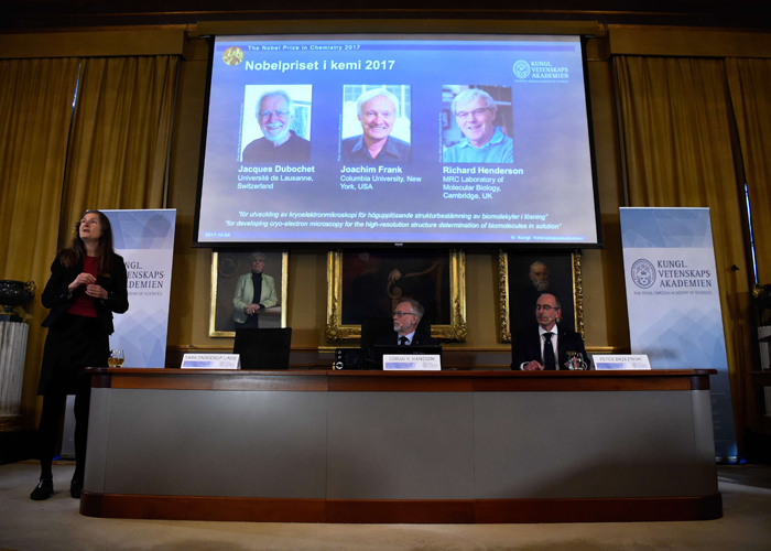 مجهر إلكترونــــــي يمنح 3 علماء جائـــــــزة نوبـــــل للكيمياء