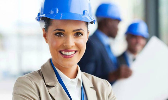 مهندســــــــات عربيات يكافحن لتغيير لافتة وظيفة للرجال فقط