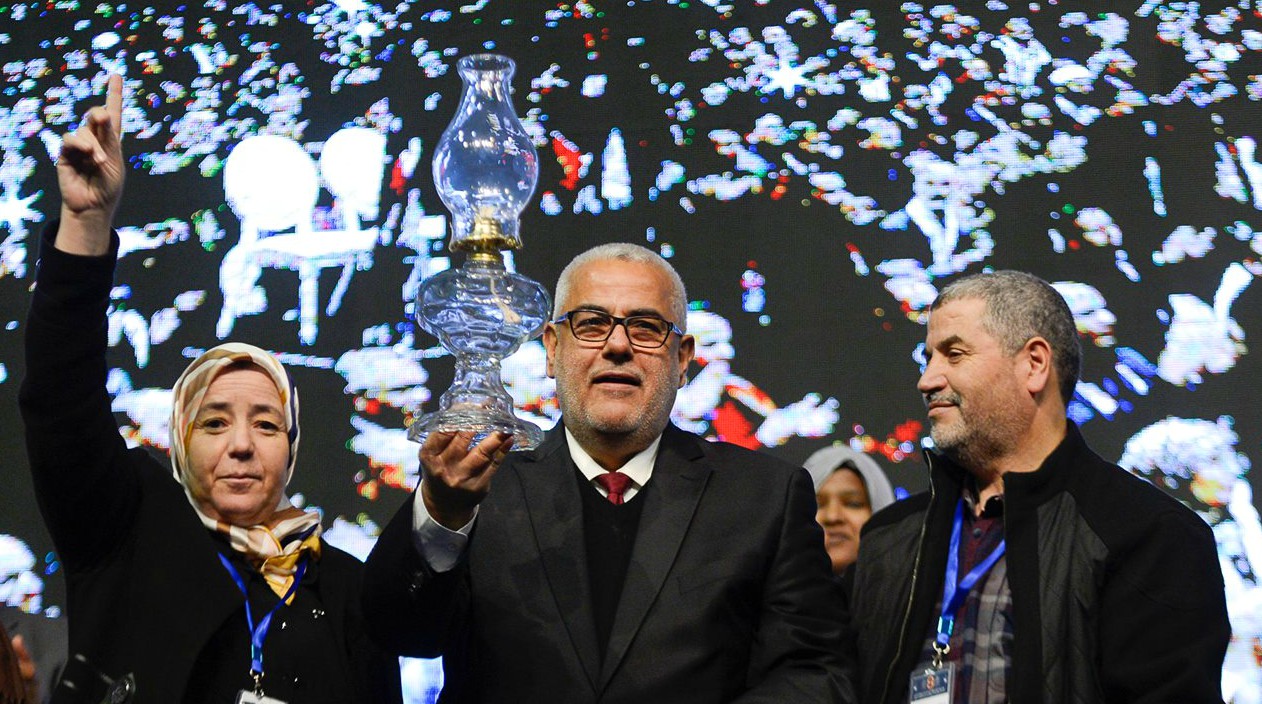 بنكيران يُهدي تذكارا للأمين العام الجديد لحزب المصباح