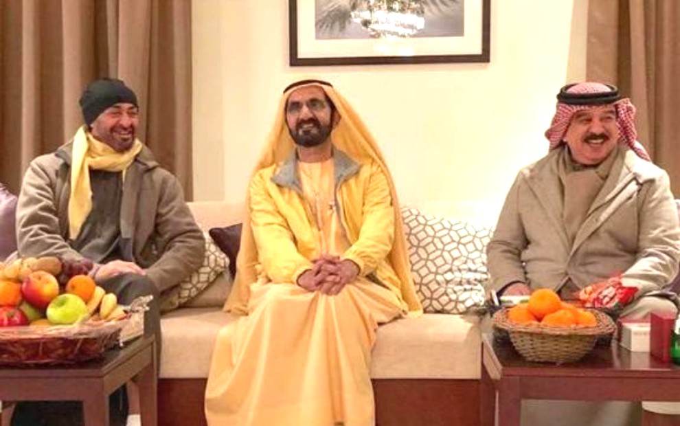 الشيخ محمد بن زايد يمارس رياضة القنص بالصقور بالمغرب