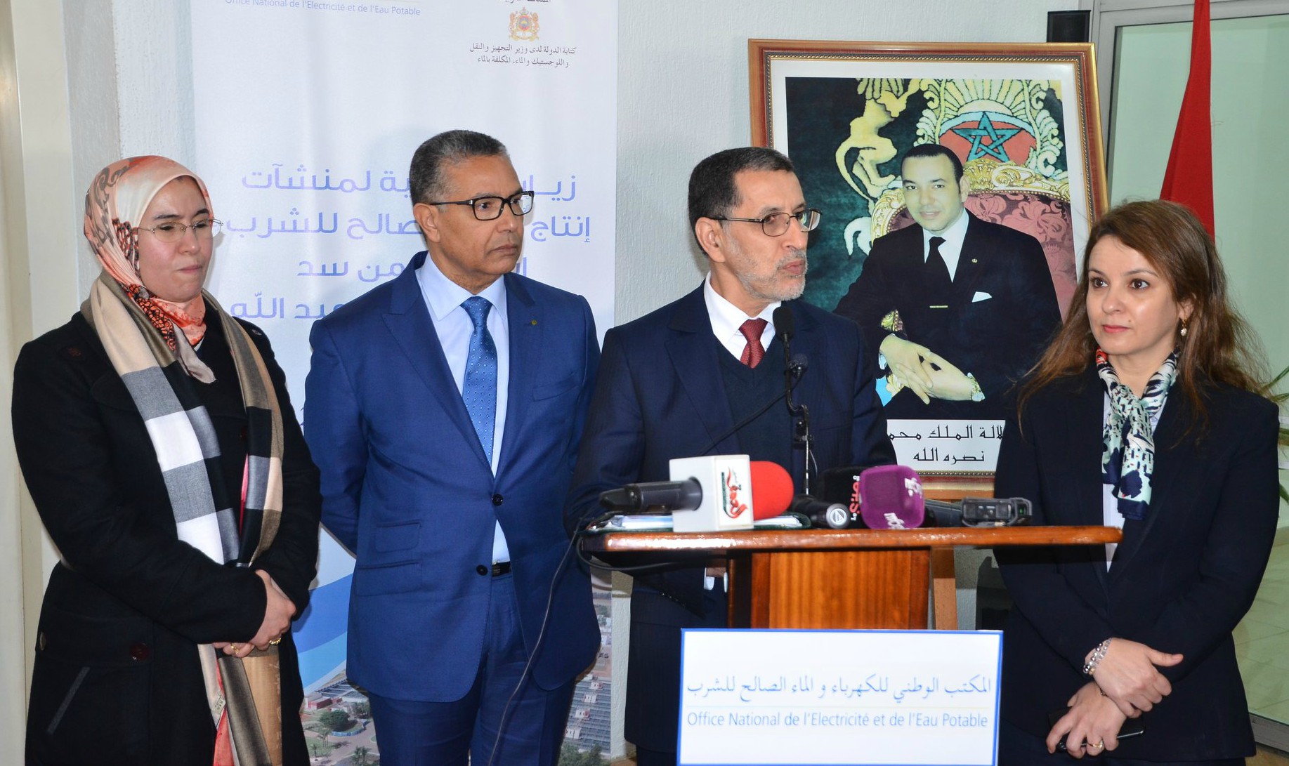 رئيس الحكومة يشيد بالساهرين على إزاحة الثلوج بالمناطق المتضررة