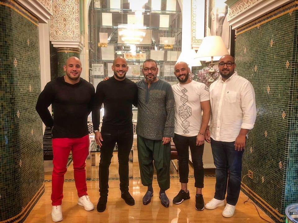 جلالة الملك في صورة تذكارية مع الإخوة زعيتر بالقصر العامر بالرباط