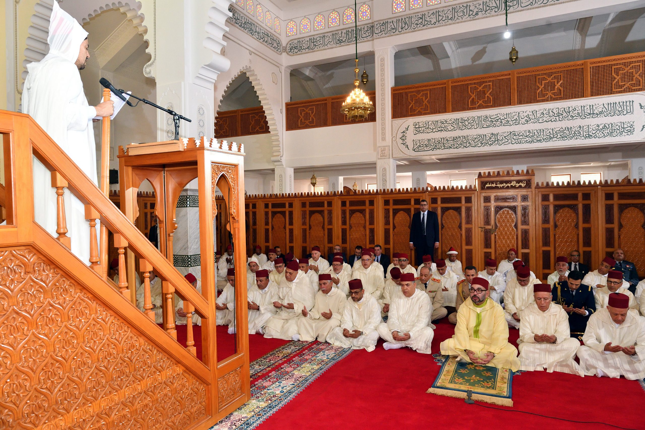 أمير المؤمنين يؤدي صلاة الجمعة بمسجد “طيبة” بسلا الجديدة