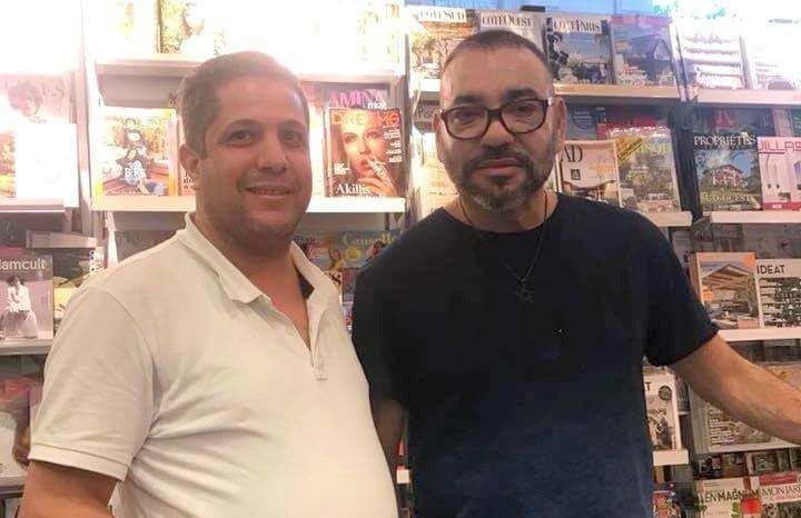 جلالة الملك يظهر في إحدى مكتبات شارع الشانزيليزيه في باريس    