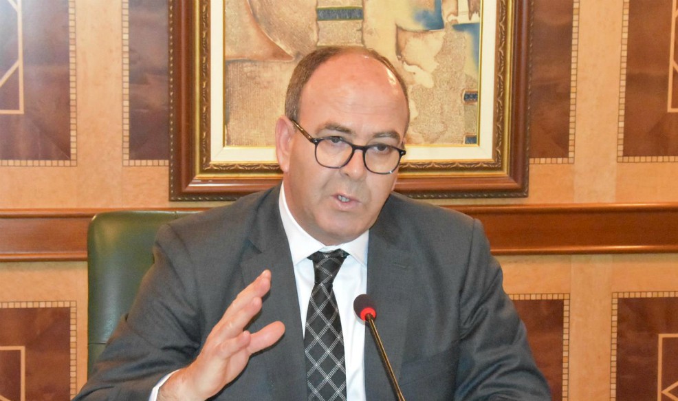 بنشماس يستنجد باﻷحرار للبقاء على رأس مجلس المستشارين