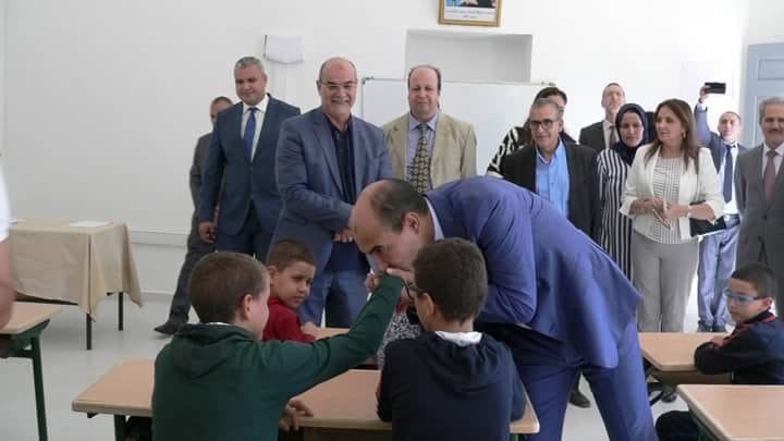 صورة لعامل تازة وهو يُقبل يد تلميذ داخل المدرسة هي تعبير عن إنخراط رجال السلطة في إنجاح إصلاح التعليم ببلادنا