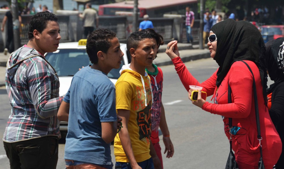 فتاة تجر ثلاثة شبان إلى التحقيق بسبب التحرش الجنسي