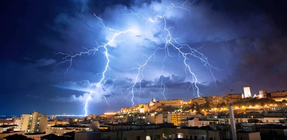 زخات رعدية محليا قوية يومي الأحد والاثنين بالعديد من الأقاليم الجنوبية للمملكة