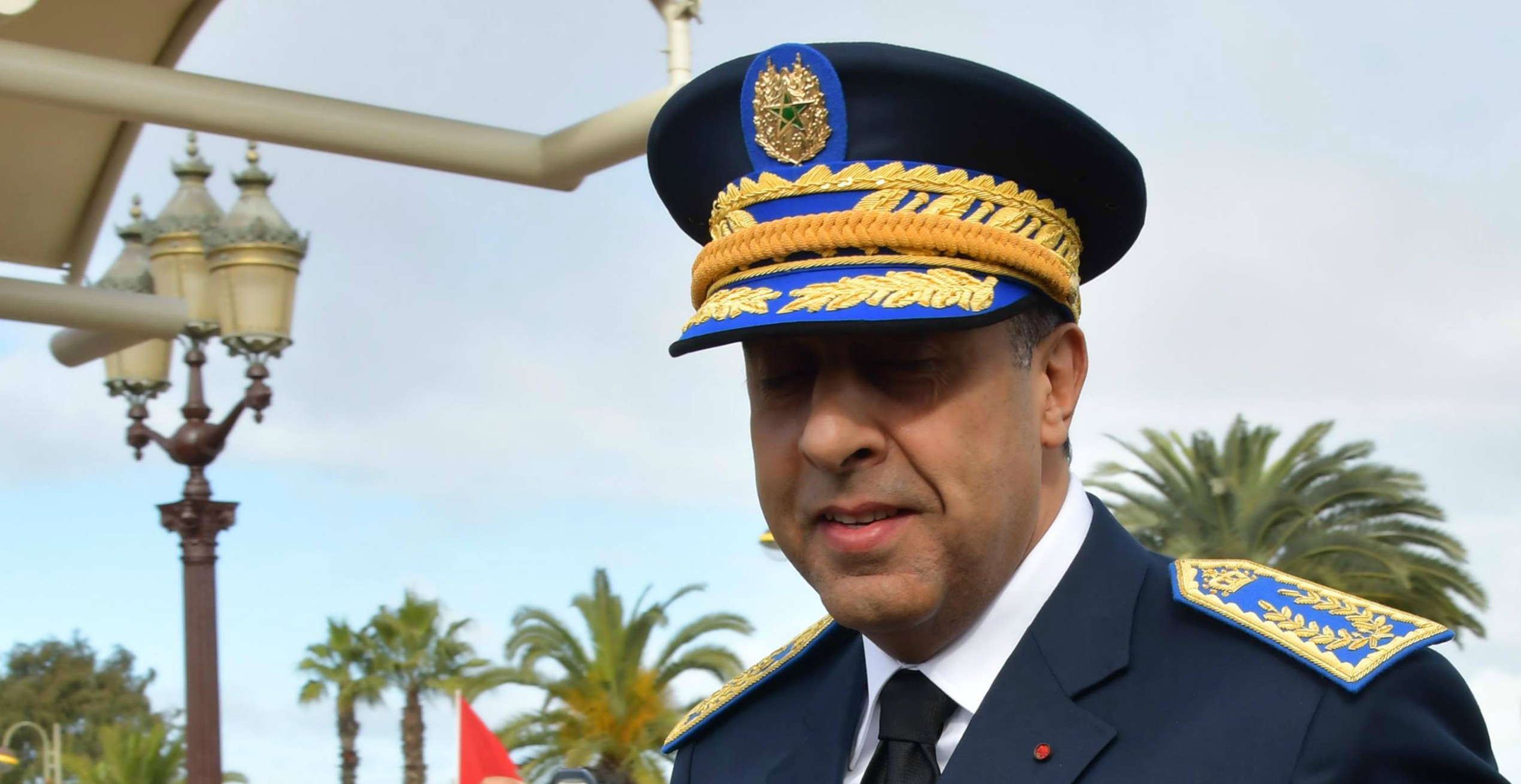عبدالطيف حموشي المدير العام للأمن الوطني يهنأ شرطيا على شجاعته بوادي زم !!!