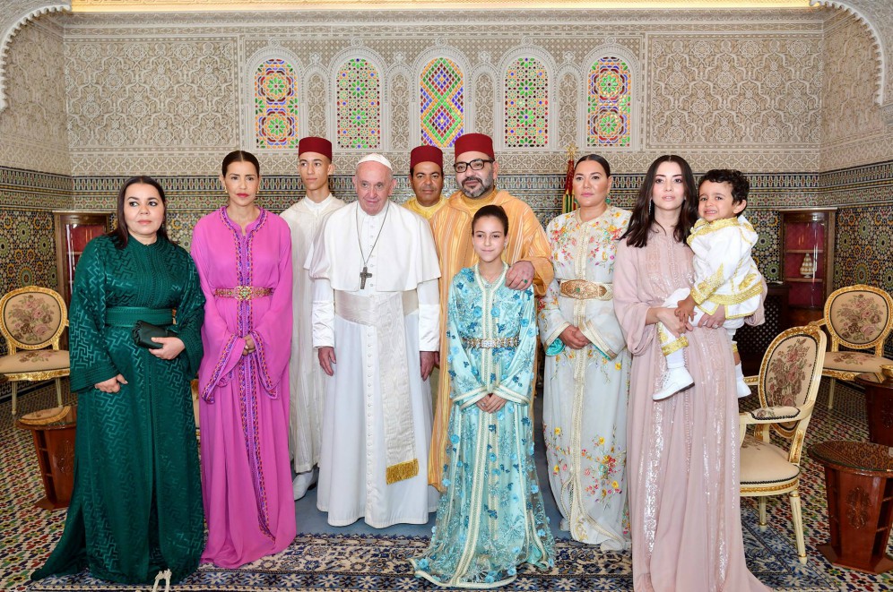 صورة تذكارية لجلالة الملك والأسرة الملكية مع قداسة البابا فرانسيس