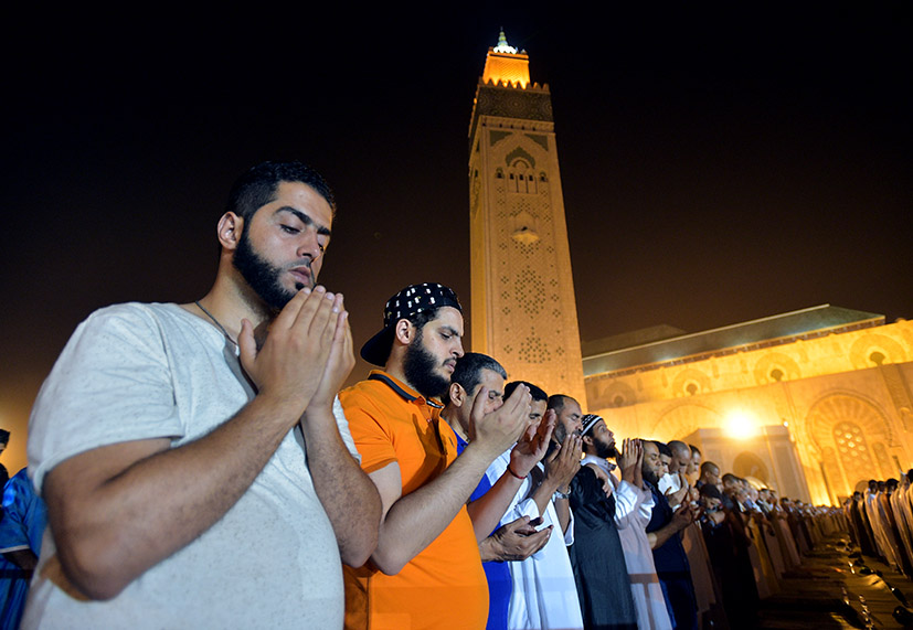 80 بالمئة من المغاربة أكدوا أنهم يؤدون الصلاة بانتظام