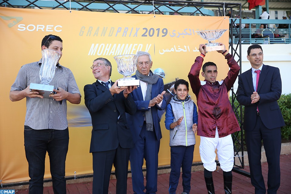الفرس ” أطلس” يفوز بالجائزة الكبرى لجلاله المغفور له الملك محمد الخامس لسباق الخيل برسم سنة 2019