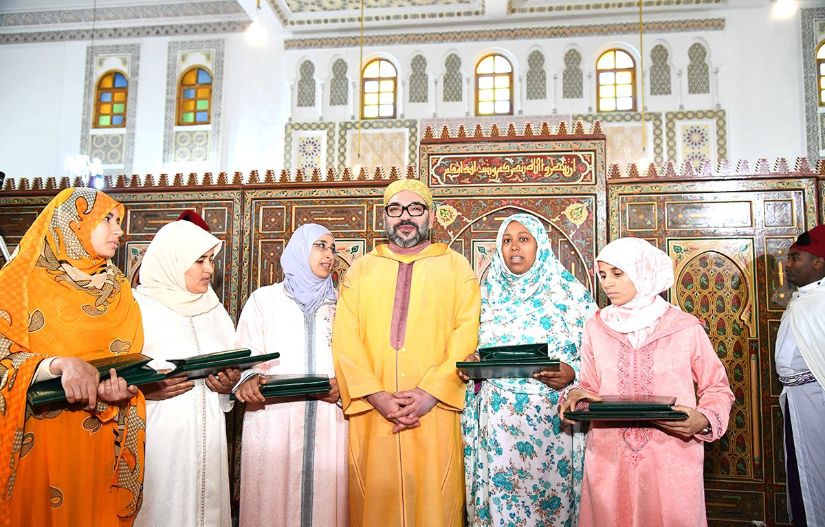 أمير المؤمنين يسلم جائزة محمد السادس للمتفوقات في برنامج محاربة الأمية بالمساجد برسم الموسم الدراسي 2017-2018