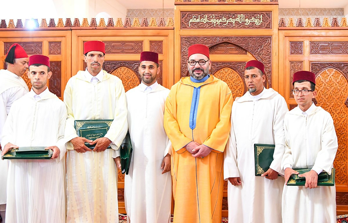 أمير المؤمنين يسلم جائزة محمد السادس للمتفوقين (صنف الذكور) في برنامج محاربة الأمية بالمساجد للموسم الدراسي 2017-2018