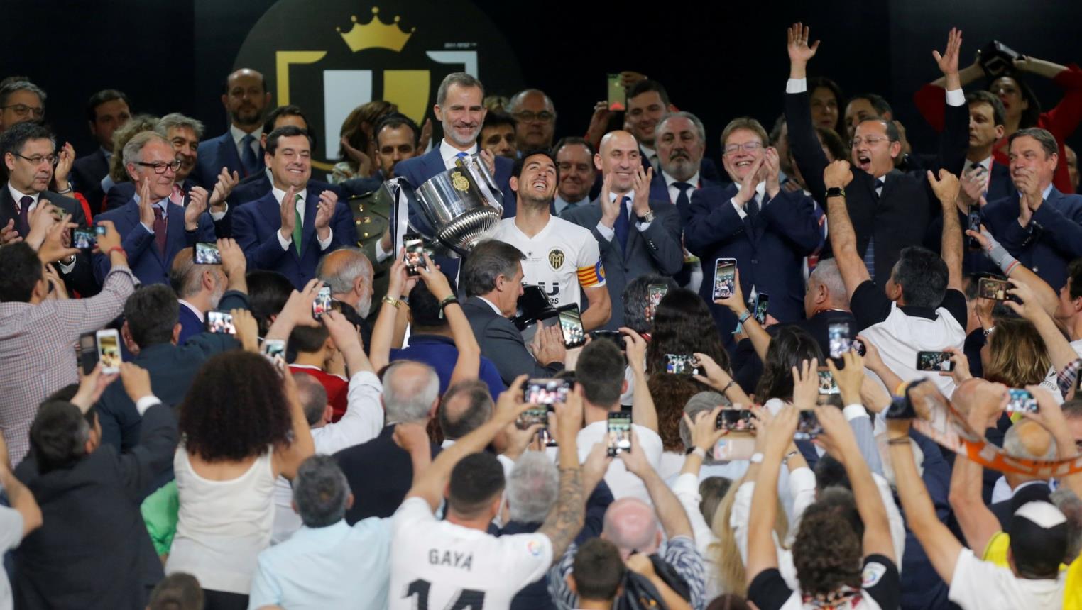فالنسيا يصعق برشلونة ويتوج بلقب كأس الملك