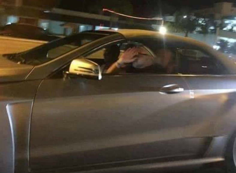 سيدنا حفظه الله يتجول على مثن سيارته بكورنيش مارتيل في اتجاه مدينة تطوان