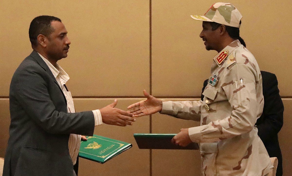 السودان .. المجلس العسكري وقوى إعلان الحرية والتغيير يوقعان على وثائق الفترة الانتقالية
