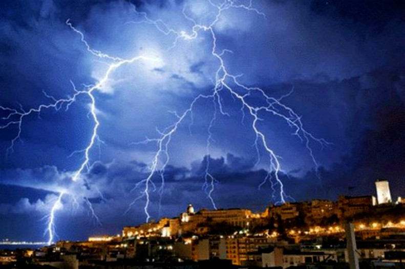 زخات رعدية قوية مصحوبة بالبرَد اليوم السبت بعدد من أقاليم المملكة