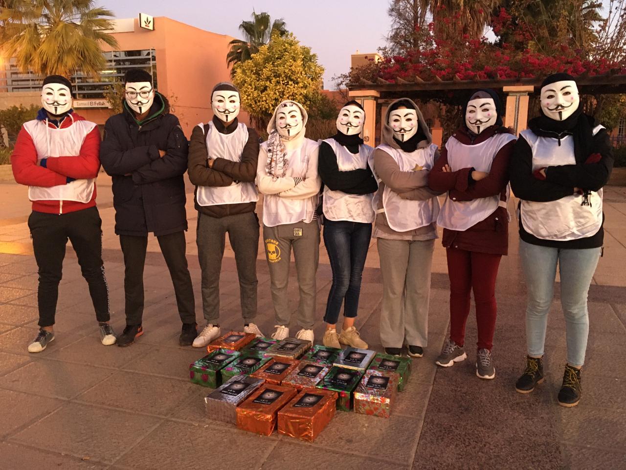 شباب العائلة الذهبية بقلعة السراغنة يكرمون عمال النظافة