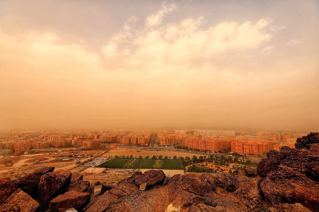 عاصفة رملية تغطي سماء مراكش