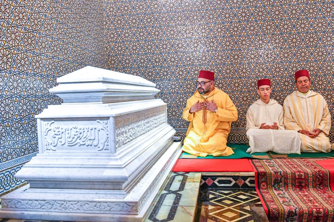 أمير المؤمنين يترحم على روح الراحل الملك الحسن الثاني طيب الله ثراه