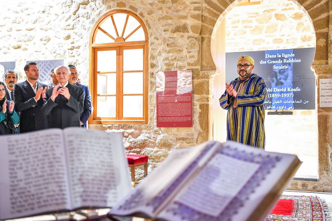 أمير المؤمنين يزور “بيت الذاكرة”، فضاء روحي وتراثي لحفظ الذاكرة اليهودية المغربية وتثمينها