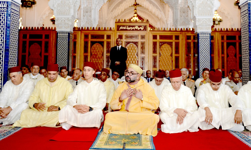 أمير المؤمنين يؤدي صلاة الجمعة بـ”مسجد للا أمينة” بمدينة الصويرة