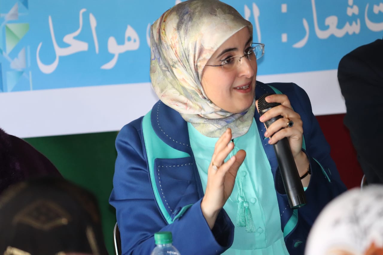حنان غزيل .. مسار الثقة بوأ المرأة مكانة هامة للدفاع عنها والاهتمام بشؤونها العامة