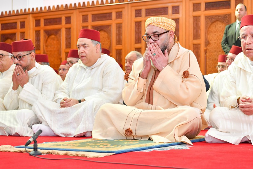 أمير المؤمنين يؤدي صلاة الجمعة بمسجد خالد بن الوليد بمدينة أكادير