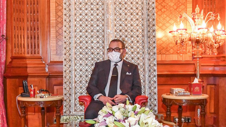 سيدنا حفظه الله ورعاه يرتدي الكمامة الواقية