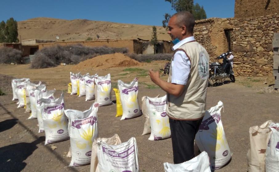 فريق التطوع لمنتدى سفراء الخير بقلعة السراغنة يواصل توزيع المساعدات الغذائية بالإقليم