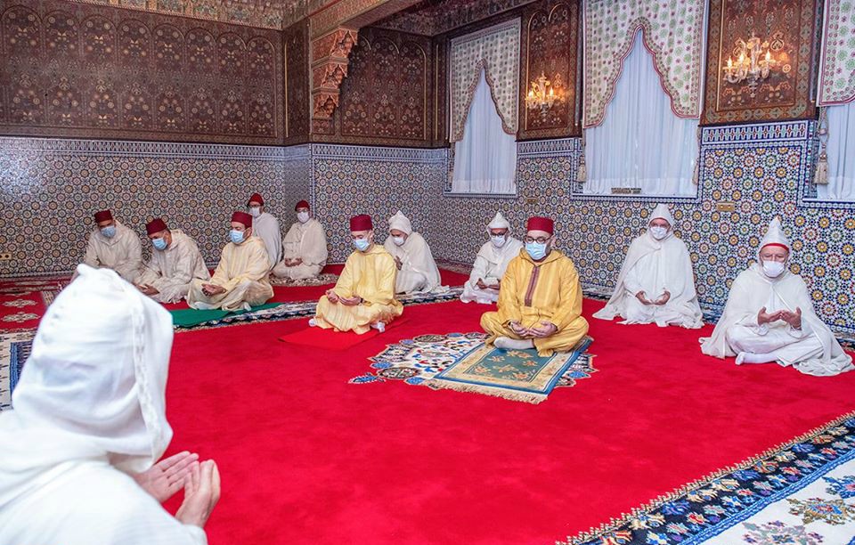 أمير المؤمنين يؤدي صلاة عيد الفطر المبارك