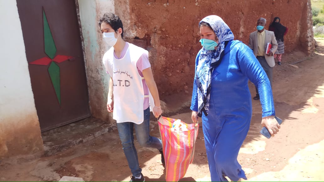 في عزِّ جائحة “كورونا”.. جمعية تيموليلت للتنمية يوزعون قفف رمضان على الأسر المعوزة