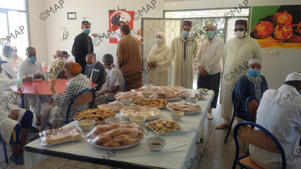 أشخاص بدون مأوى ومهاجرون أفارقة بخريبكة يحتفلون بعيد الفطر في ظل احترام للحجر الصحي