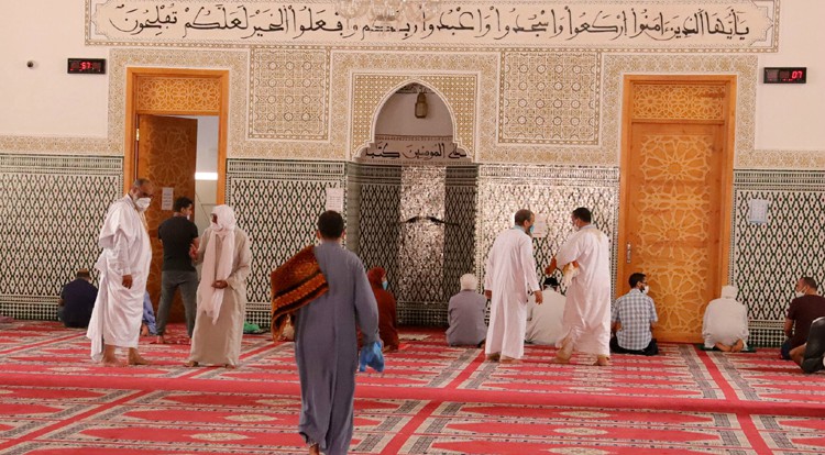 العيون .. المصلون على موعد مع بيوت الله