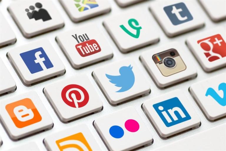 مواقع التواصل الاجتماعي خلال الجائحة .. سلاح ذو حدين