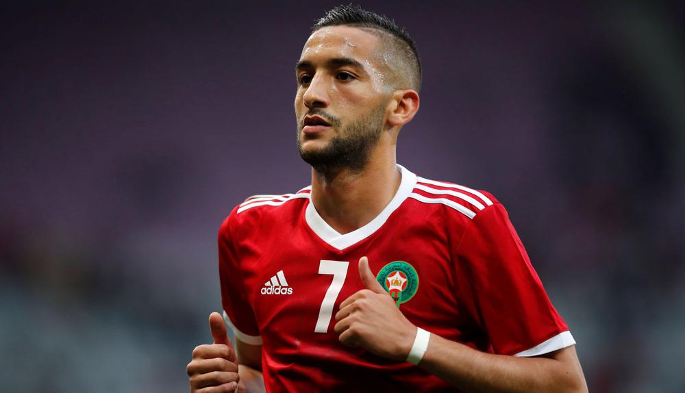 اللاعب الدولي المغربي ونجم نادي تشيلسي الإنجليزي حكيم زياش يعلن اعتزال اللعب دوليا