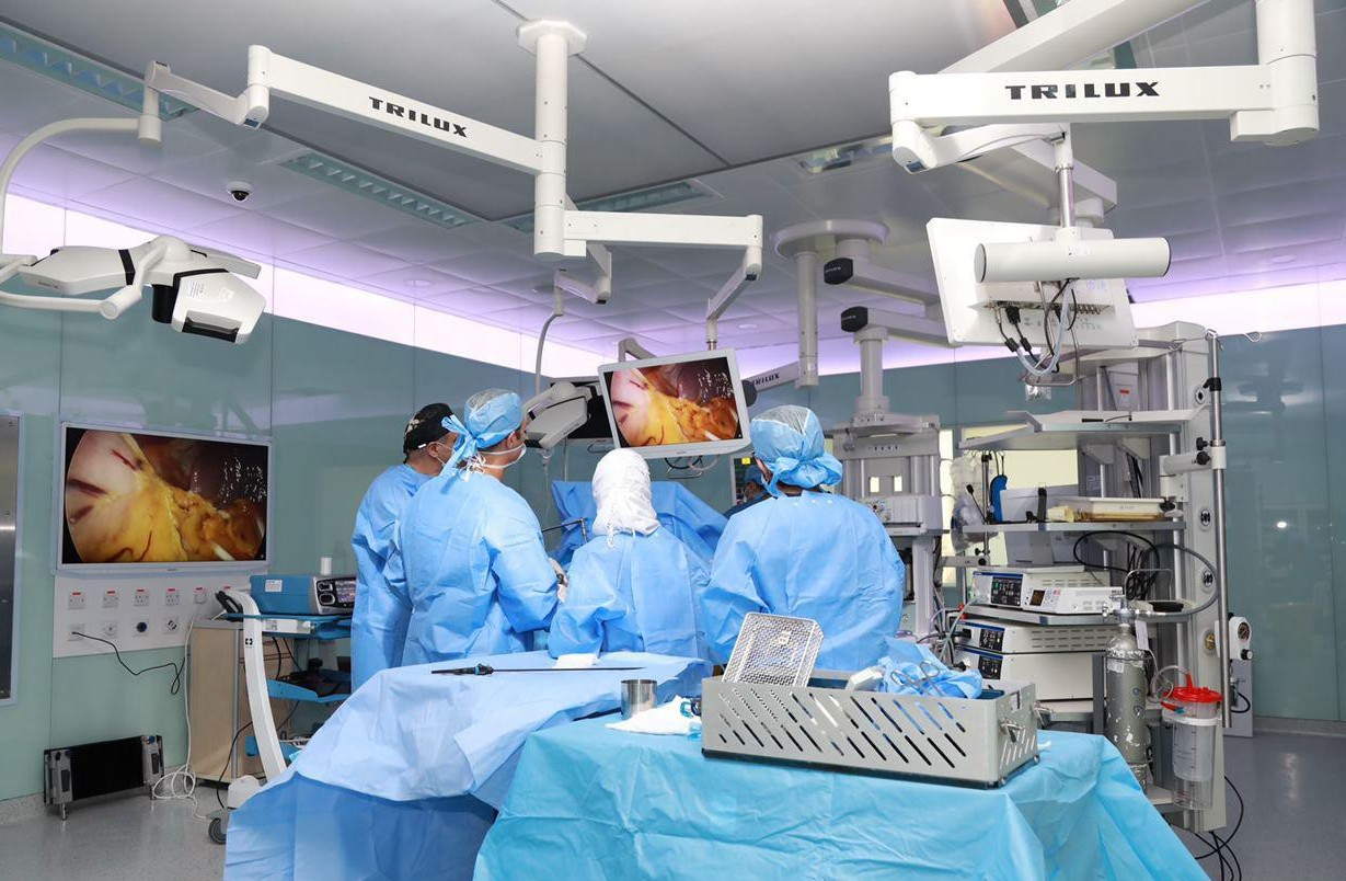 أول عملية زرع كبد من متبرع حي بالمركز الاستشفائي الجامعي بالرباط .. خبرة وطنية مشرفة