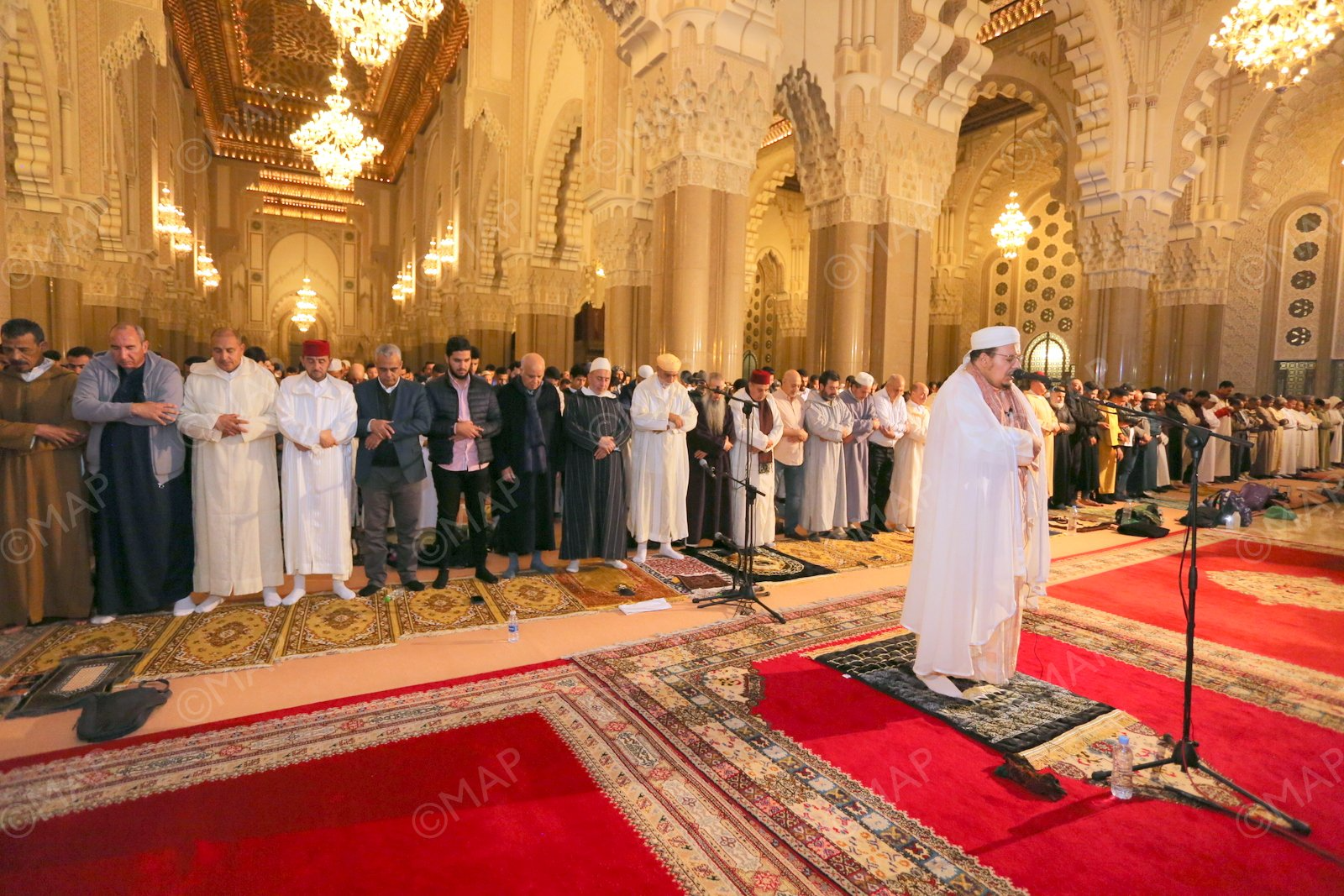مسجد الحسن الثاني بالدار البيضاء .. حشد غفير من المصلين يحيون ليلة القدر المباركة في أجواء روحانية مفعمة بالإيمان