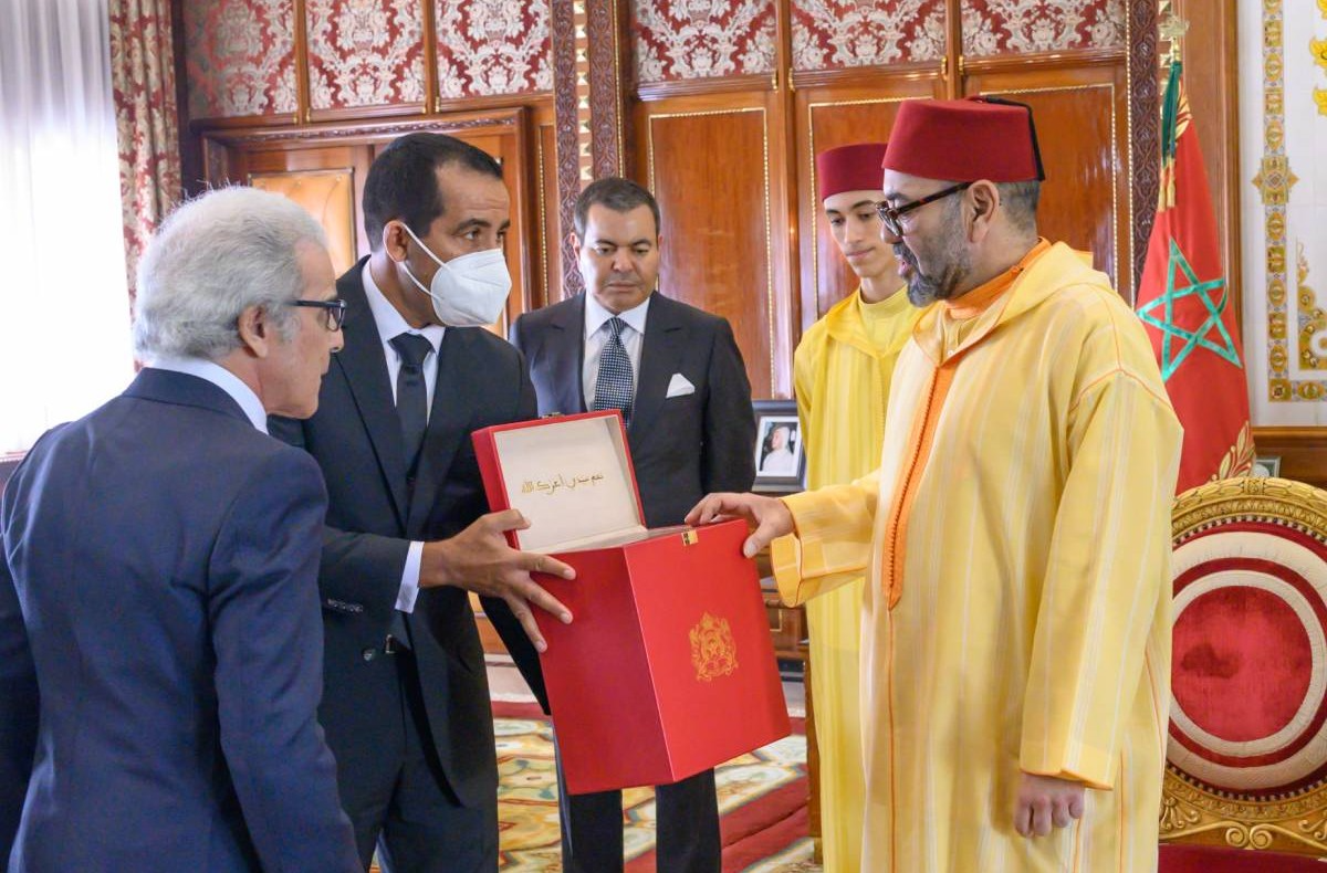 جلالة الملك يستقبل والي بنك المغرب