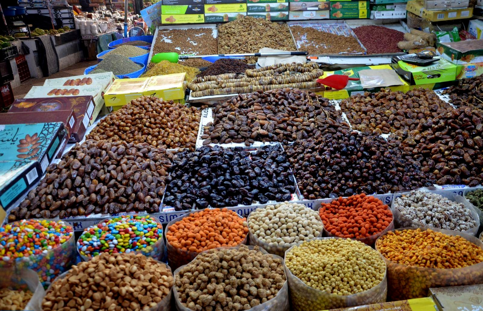 الفواكه الجافة .. سوق ينتعش بمناسبة عاشوراء