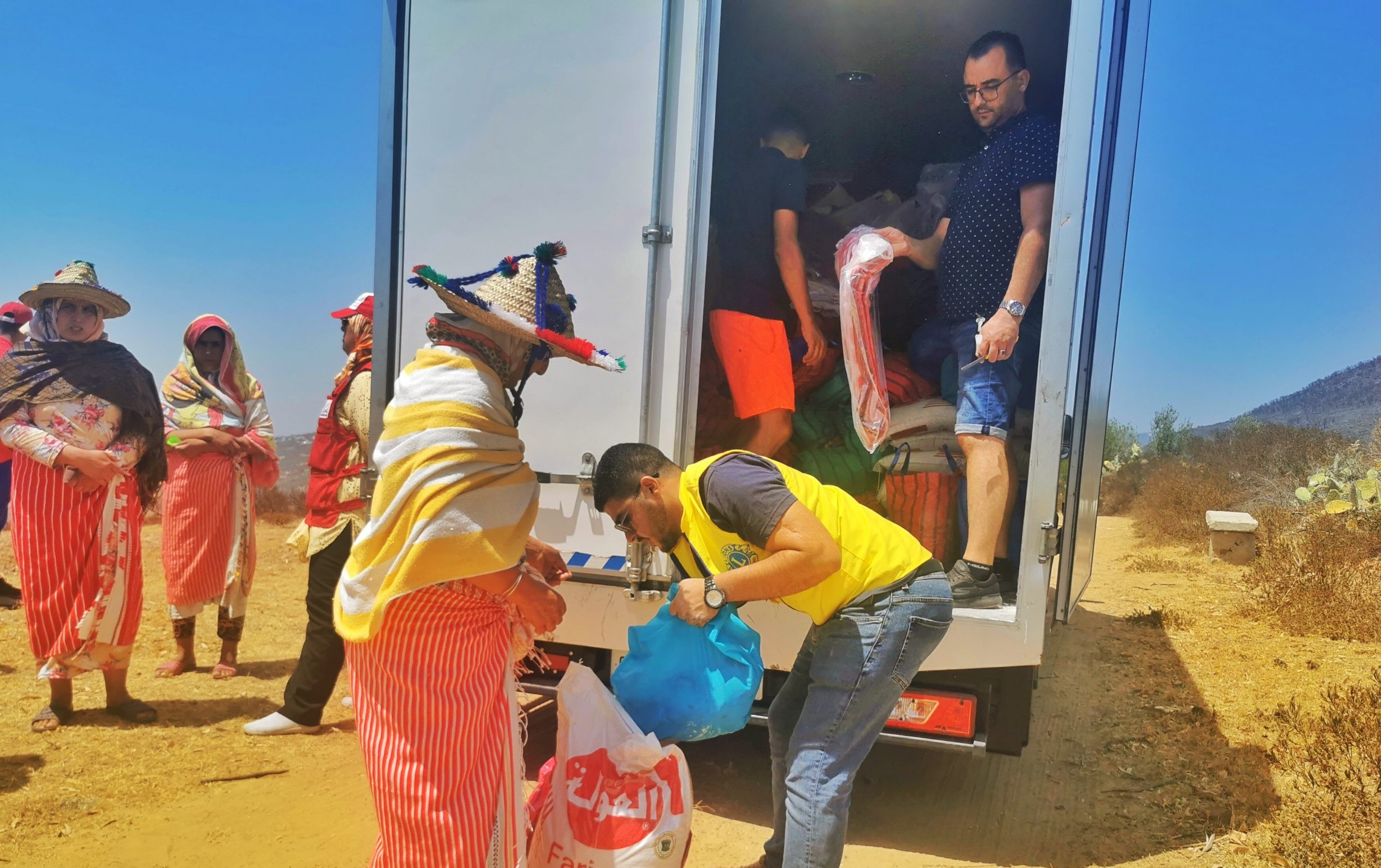 ” ليونز كلوب ” يوزع مساعدات عينية على 600 أسرة متضررة من حرائق الغابات بالعرائش