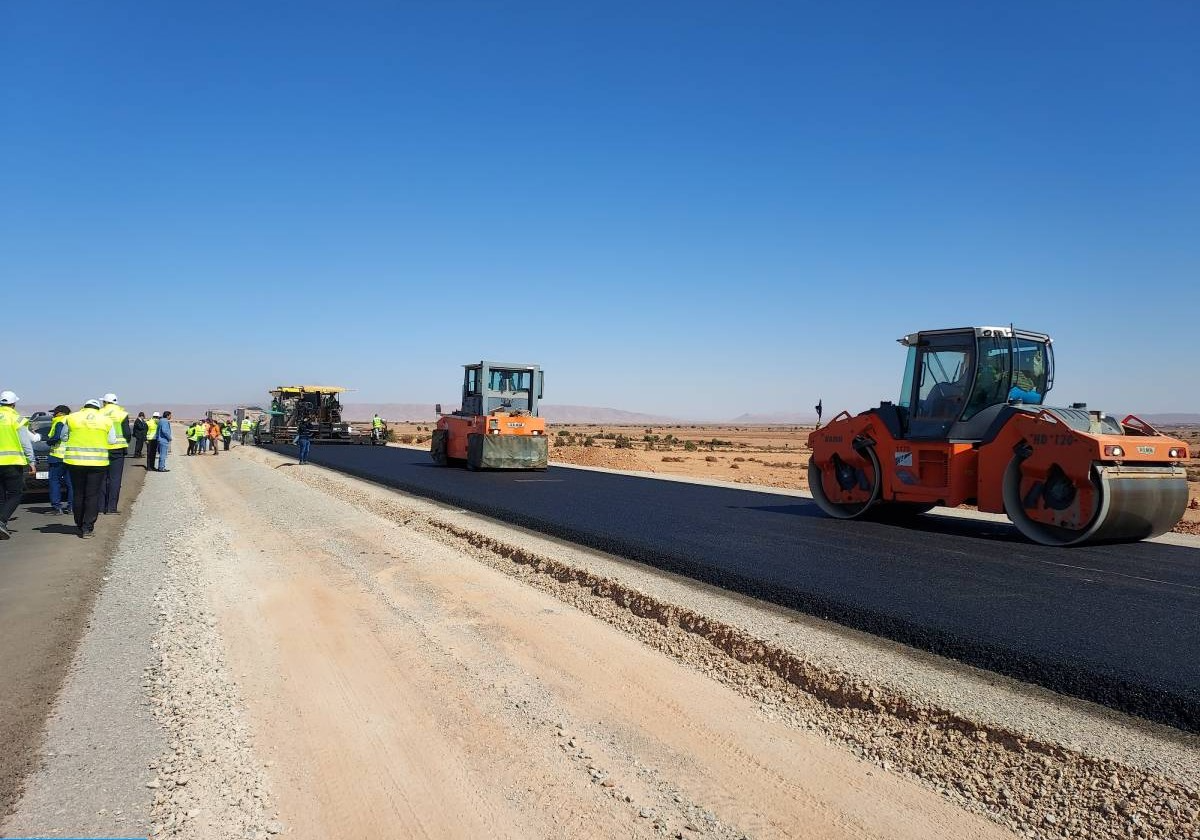 مجلس الحكومة يصادق على مشروع مرسوم متعلق بإحداث مديرية مؤقتة للإشراف على تهيئة الطريق الوطنية رقم 1 بين تيزنيت والداخلة