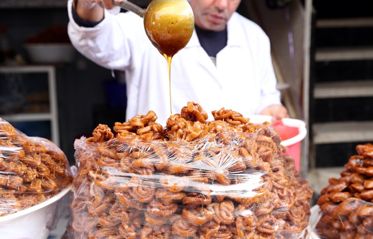رمضان .. إقبال كبير على محلات بيع المخبوزات والحلويات