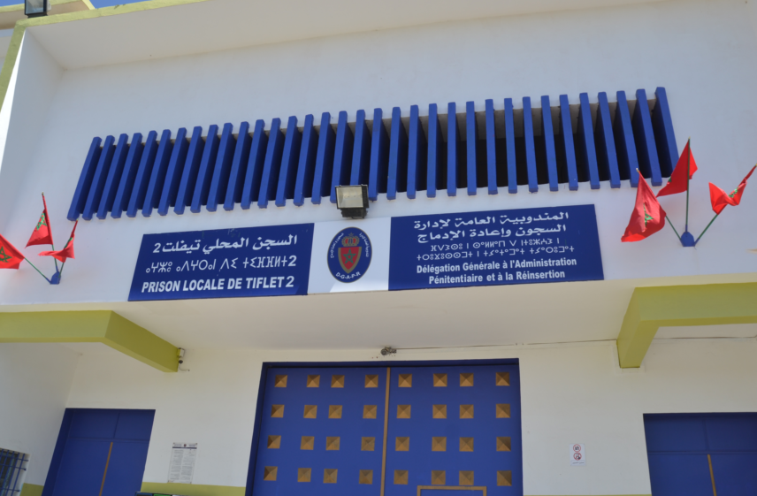 إدارة السجن المحلي تيفلت 2 تنفي ادعاءات والد السجين (ع.ر.) بخصوص منع ابنه من الاتصال بأي شخص عدا والديه وحرمانه من الفسحة